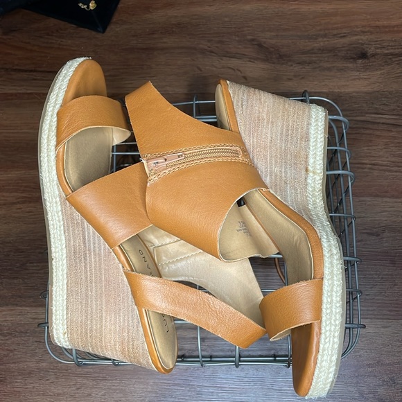 Lucky Brand Lowden Leather Sandals - Picture 8 of 11